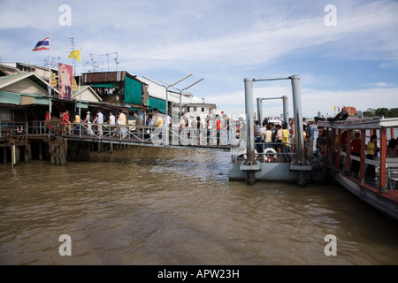 I passeggeri sbarcano su una barca Chao Phraya River Express o in traghetto al molo di Tha Tien (molo n. 8) bangkok, Thailandia. Questo è il molo più vicino a Wat Pho, al Grand Palace e a Wat Phra Keow. Foto Stock