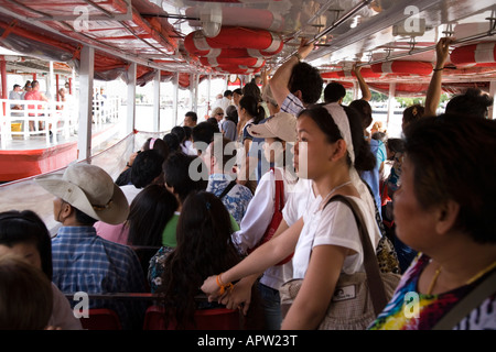 I passeggeri a bordo di un fiume Chao Phraya Express in barca sul fiume. Bangkok, Tailandia. Foto Stock