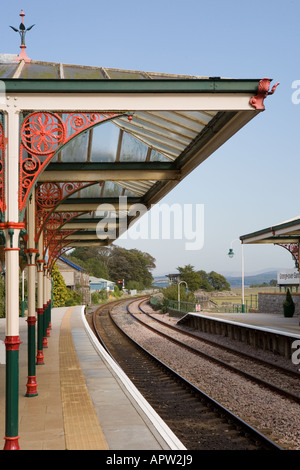 Vista lungo la piattaforma 1, Grange-over-Sands stazione ferroviaria. Cumbria Foto Stock