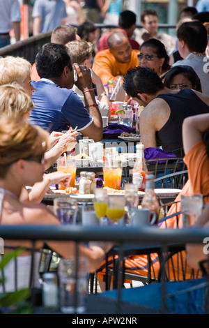 Occupato di un ristorante esterno patio, Toronto, Canada Foto Stock