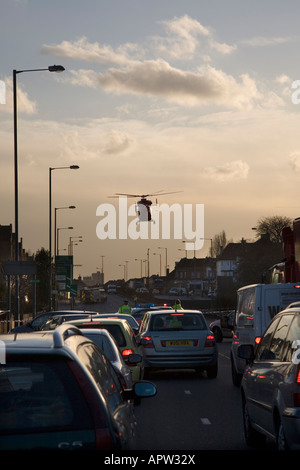 Chiusura della strada per Air Ambulance elicotteri per assistere ad un incidente stradale sulla A406 North Circular Road. London REGNO UNITO Foto Stock