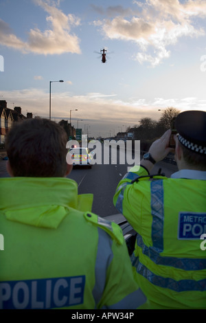 Londra Air Ambulance elicotteri frequentando un incidente stradale sulla North Circular A406 strada nei pressi di Hanger Lane giratorie. London REGNO UNITO Foto Stock