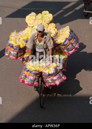 Sovraccarico di risciò per le strade di Mandalay Foto Stock