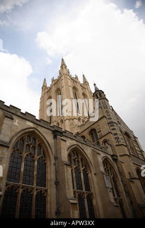 Vista della st Edmundsbury Cathedral dall'Abbey Gardens in Bury St Edmunds, Suffolk, East Anglia, REGNO UNITO Foto Stock