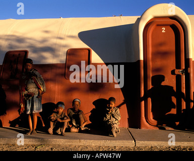 Bushman bambini davanti a scuola in Den ui village Bushmanland Namibia Foto Stock