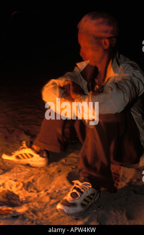 Bushman seduti vicino al fuoco nel villaggio Omatako Namibia Foto Stock