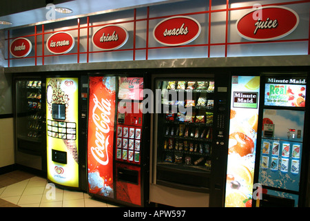 Atlanta Georgia, aeroporto internazionale Hartsfield, distributori automatici terminal gate, bevande snack snack cibo spazzatura gelato, succo di frutta Foto Stock