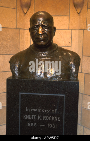 Indiana,Upper Midwest,South Bend,Notre Dame University,campus,impara,studiare,laurea,università,università,scuola,campus,Knute Rockne Memorial,Bronze busto,fa Foto Stock