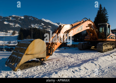 Scavatrice nel paesaggio invernale, tra Altstaedten e Fischen Oberallgaeu Baviera Germania Foto Stock