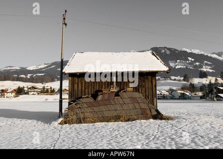 Cabina in paesaggio invernale, tra Altstaedten e Fischen Oberallgaeu Baviera Germania Foto Stock