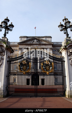 Cancelli chiusi a Buckingham palace Londra Inghilterra Regno Unito Foto Stock