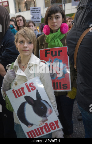 Due giovani donne con cartelli, "Fur è assassinio", "Fur uccide" in dimostrazione esterna Harrods durante nazionale anti-fur marzo. Foto Stock