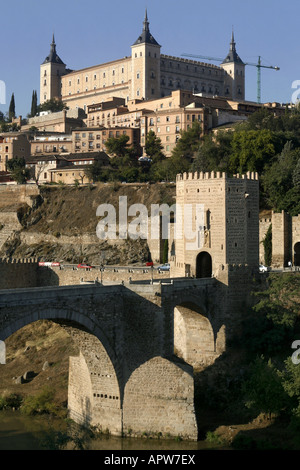 Puente de Alcántara Bridge & Alcázar, Toledo, Spagna Foto Stock