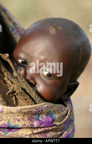 Toposa bambino che porta sul retro, Sudan Foto Stock