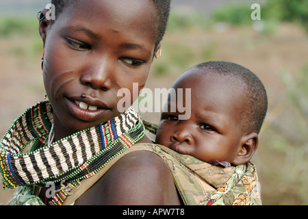 Toposa bambino che porta sul retro, Sudan Foto Stock