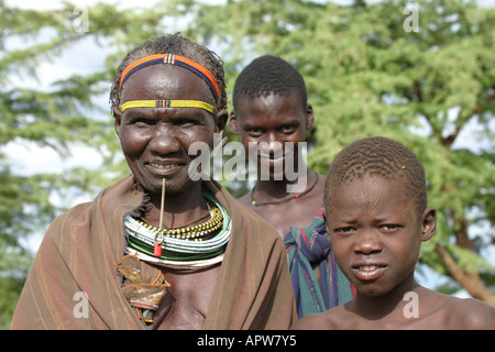 Toposa donna con i suoi figli, Sudan Foto Stock