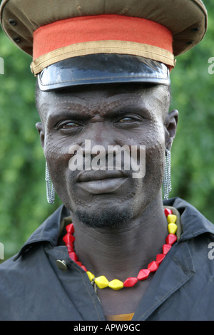 Toposa uomo con la vecchia uniforme e cappuccio, Sudan Foto Stock