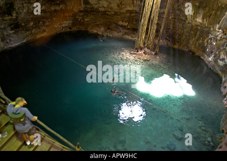 Visitatore orologi nuotatori in Xkeken Dzitnup Cenote vicino a Valladolid Yucatan Messico Foto Stock