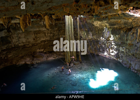 Visotrs nuotare nel Xkeken Dzitnup Cenote vicino a Valladolid Yucatan Messico Foto Stock