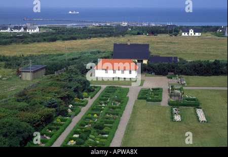 Cimitero e il porto di Hanstholm visto dal faro, nello Jutland, Danimarca Foto Stock