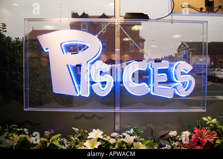 Insegna al neon nel pesce e chip shop Foto Stock