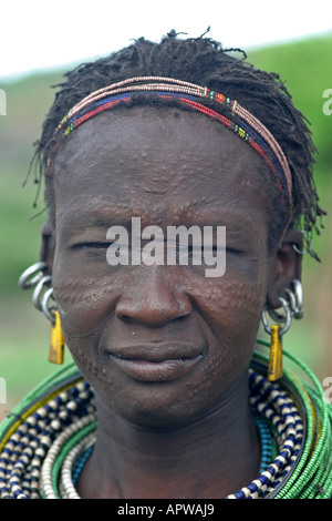 Toposa donna con cicatrici e collane, ritratto, Sudan Foto Stock