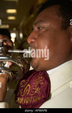 Mariachi suona la tromba Cancun Messico Foto Stock