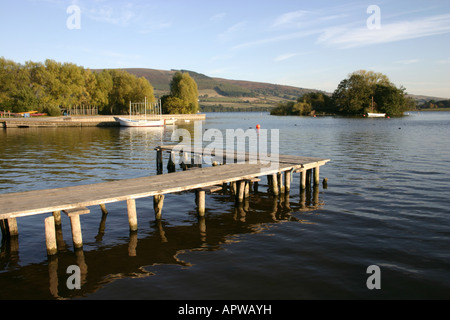 Lago Llangorse (gallese: Llyn Syfaddon, variante: Llyn Syfaddan) è il lago naturale più grande del Galles Parco Nazionale di Brecon Beacons Foto Stock