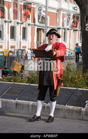 Town Crier in costume con la giacca rossa la lettura di annunci in "Piazza della Cattedrale' Christchurch Nuova Zelanda Foto Stock
