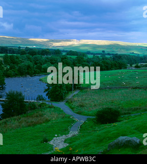 Grondaia Hardberry visto oltre il Fiume Tees a Holwick, superiore Teesdale, North Pennines, County Durham, Inghilterra, Regno Unito. Foto Stock