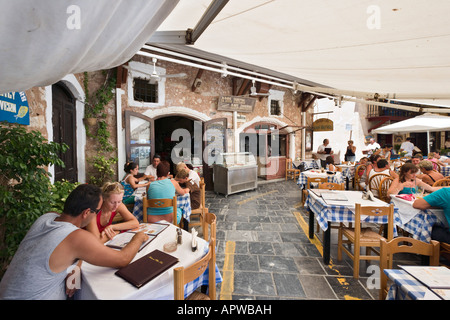 Porto Taverna nel vecchio porto veneziano, Rethimno, costa nord di Creta, Grecia Foto Stock