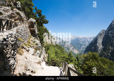 Vista dalla scalinata che conduce giù per la Gola di Samaria Gorge National Park, Lefka Ori, Provincia di Chania, Creta, Grecia Foto Stock