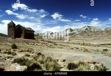 Panorama surrealista con la vecchia chiesa di adobe sul bordo del rame città mineraria Corocoro. Bolivia Foto Stock