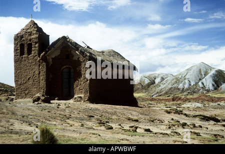 Panorama surrealista con la vecchia chiesa di adobe sul bordo del rame città mineraria Corocoro. Bolivia Foto Stock