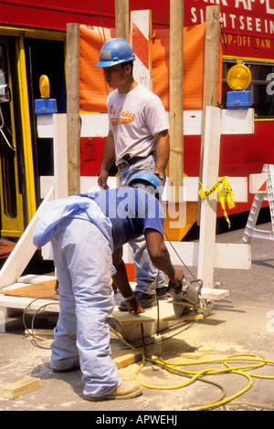 New York City due duro cappelli fare Street riparazioni sulla Quinta Avenue USA Foto Stock