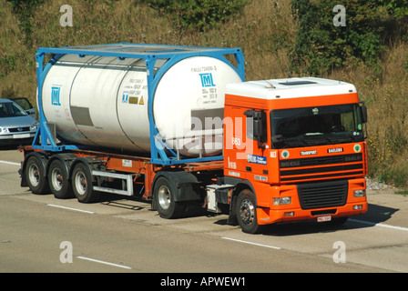 M25 Autostrada continental DAF autocarro con ingombro contenitore di liquido Foto Stock