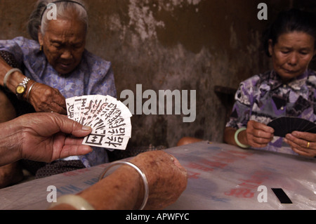 Vecchia Cina donne Hakka giocando a carte in un villaggio del Guangdong Foto Stock