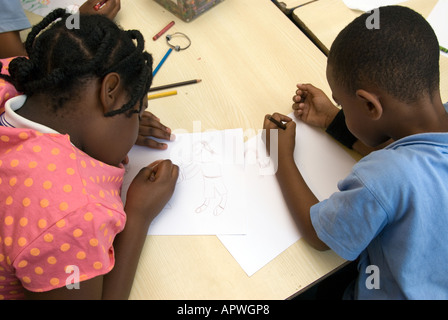 I ragazzi in classe d'arte dopo la scuola Club, Arcivescovo Sumner scuola primaria, Kennington, Londra, Regno Unito. Foto Stock