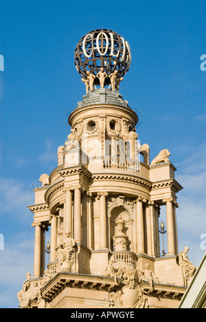 Tetto & statue cupola del London Coliseum teatro sede della English National Opera ENO con globo girevole porta il nome del teatro Westminster England UK Foto Stock