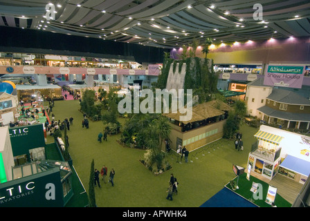 Il centro espositivo di Earls Court ospita la mostra Daily mail Ideal Home che guarda in basso le persone che navigano verso l'interno dal primo piano di Londra, Regno Unito Foto Stock