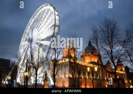 Ruota di Belfast City Hall Belfast Irlanda del Nord Foto Stock