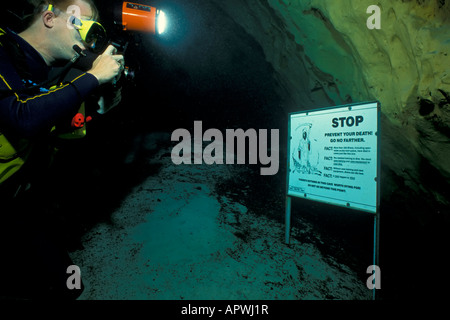 Grotta sottomarina diving cartello segnaletico 'stop' pericolo Foto Stock