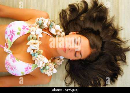 Giovane donna indossa collana di conchiglie Foto Stock