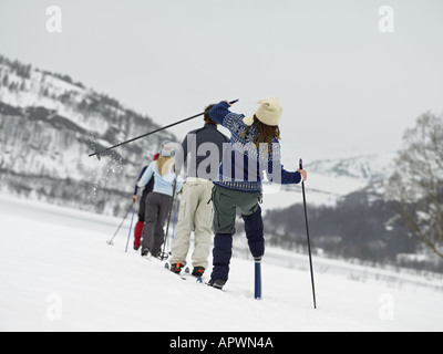 Gli sciatori a piedi attraverso la neve Foto Stock