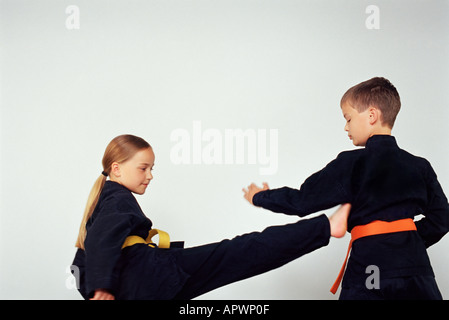 Ragazzo e una ragazza a praticare il karate Foto Stock