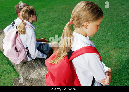 Ragazza separata da altri bambini Foto Stock