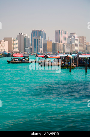 Una vista di un Abra taxi d'acqua che attraversa il Torrente di Dubai Emirati Arabi Uniti Foto Stock