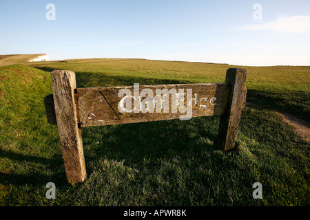 Cliff Edge segno sulla sommità delle scogliere di Beachy Head vicino a Eastbourne West Sussex. Foto di James Boardman Foto Stock