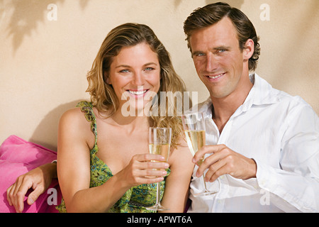 Coppia con bicchieri di champagne Foto Stock