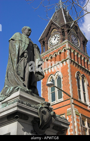 Statua di Michael Arthur il primo barone Burton al di fuori del municipio, Burton upon Trent, Staffordshire, Inghilterra Foto Stock